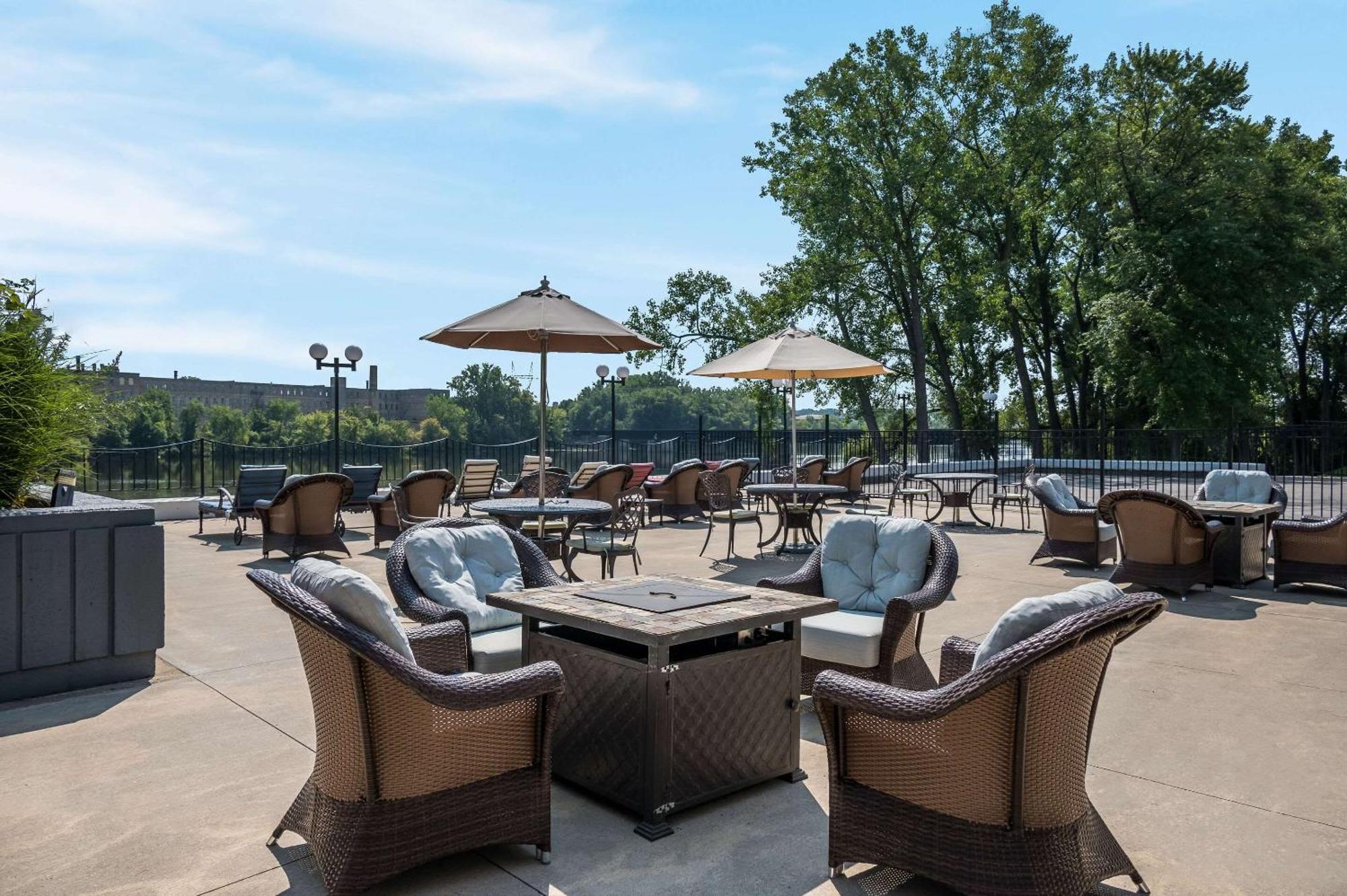 Radisson Hotel Grand Rapids Riverfront Exteriör bild